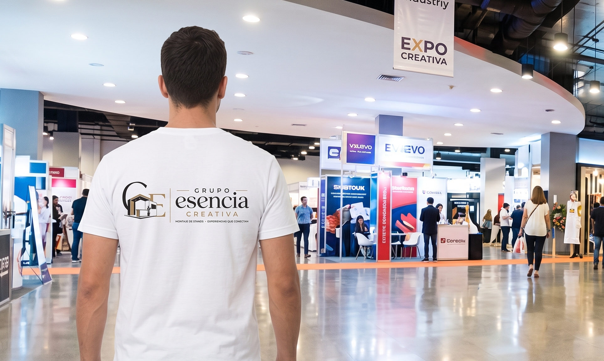 Equipo profesional instalando stand premium en evento